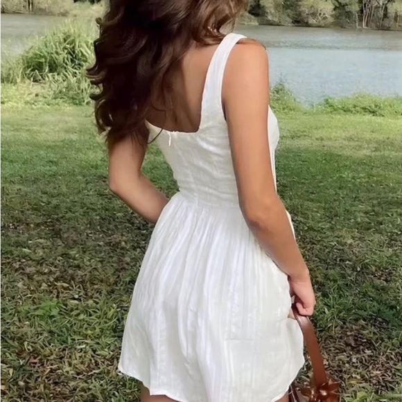 Commense White Sleeveless Mini Dress - Picture 2 of 4